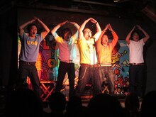 「バ吾Aねーしょん」（左から）鬼ヶ島・アイアム野田、THE GEESE高佐、バッファロー吾郎A、R藤本、フルーツポンチ村上による、武田アルミ矢率いる山援隊の「JODAN JODAN」。