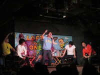 マライア・キャリーの「恋人たちのクリスマス」を歌うアイアム野田。