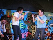 村上と野田による「あの紙ヒコーキ くもり空わって」。