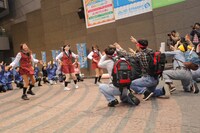 「よしもと漫才劇場」オープニングセレモニーで行われたフラッシュモブ。