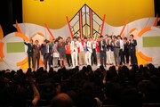「よしもと漫才劇場」お披露目公演オープニングの様子。