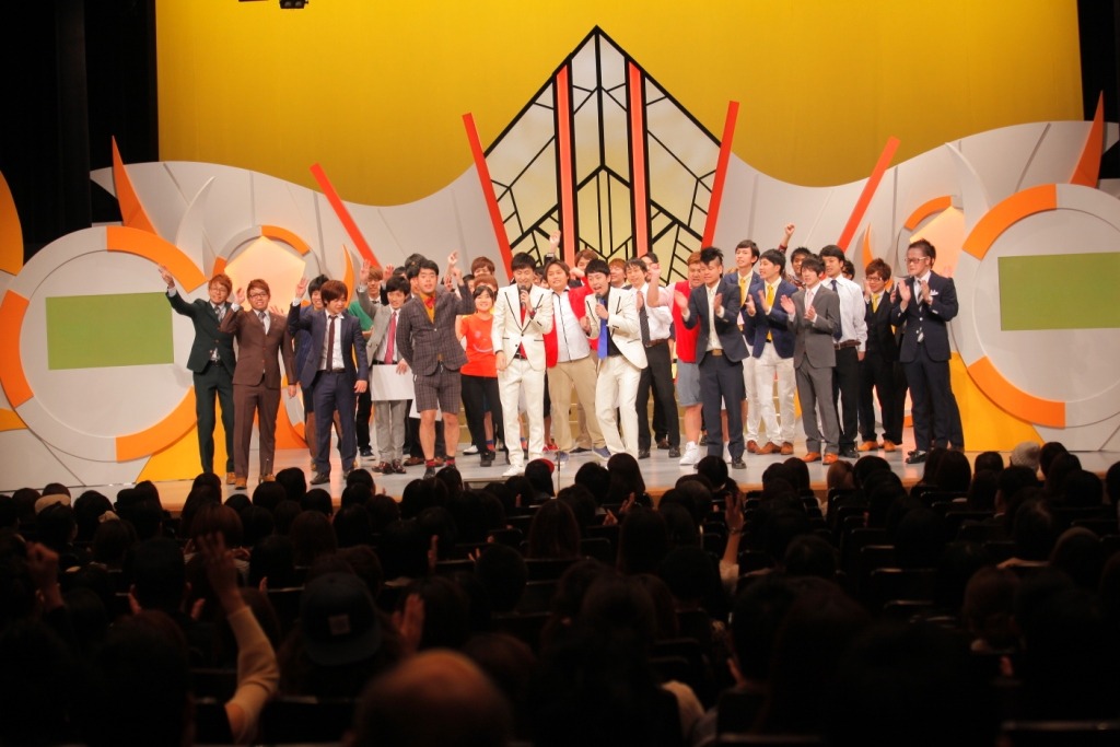 「よしもと漫才劇場」お披露目公演オープニングの様子。