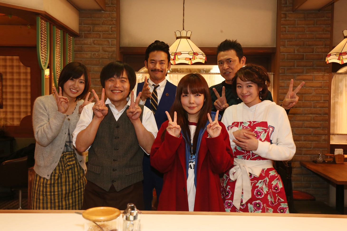 「素敵な選TAXI」9話にゲスト出演するaiko（前列左から3人目）。(c)関西テレビ