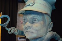 「ガースー黒光り中央刑務所」のモニュメント。