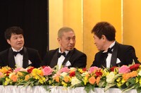 浜田に前科の有無を確認する松本（中央）。