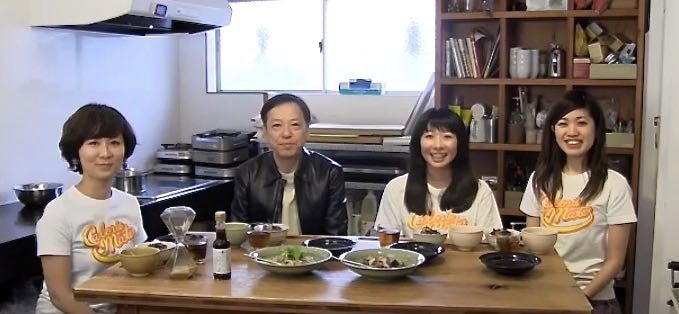 「ほぼ日刊イトイ新聞」の動画「カロリーメイツの夕ごはん、その前に。」に出演する、板尾創路（左から2人目）。