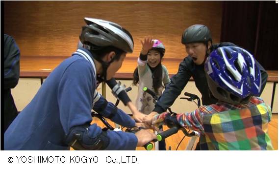 トータルテンボスの授業のワンシーン。(c)YOSHIMOTO KOGYO Co.,LTD.