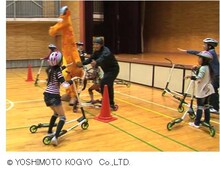 トータルテンボスの授業のワンシーン。(c)YOSHIMOTO KOGYO Co.,LTD.