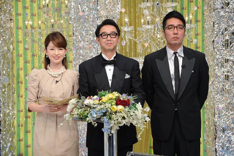 「ゴッドタン 第12回 芸人マジ歌選手権」MCの松丸友紀アナウンサー、おぎやはぎ。(c)テレビ東京