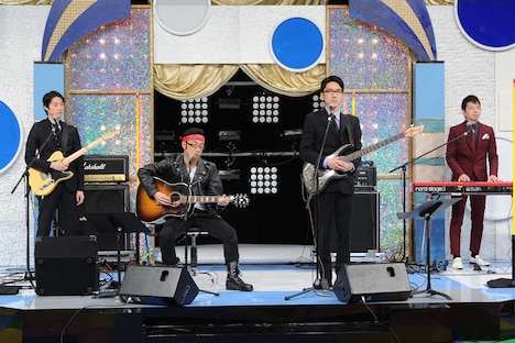 「ゴッドタン 第12回 芸人マジ歌選手権」に出演する東京03角田バンド。(c)テレビ東京
