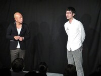 日経新聞の話をする大和をただただ見つめる小峠。