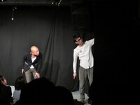 ゴキブリがいそうな場所を探す大和と小峠。