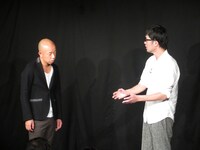 「ヤマトウゲvol.6」でスパローズ大和（右）の年金の話に固まってしまうバイきんぐ小峠（左）。