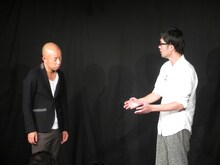 「ヤマトウゲvol.6」でスパローズ大和（右）の年金の話に固まってしまうバイきんぐ小峠（左）。