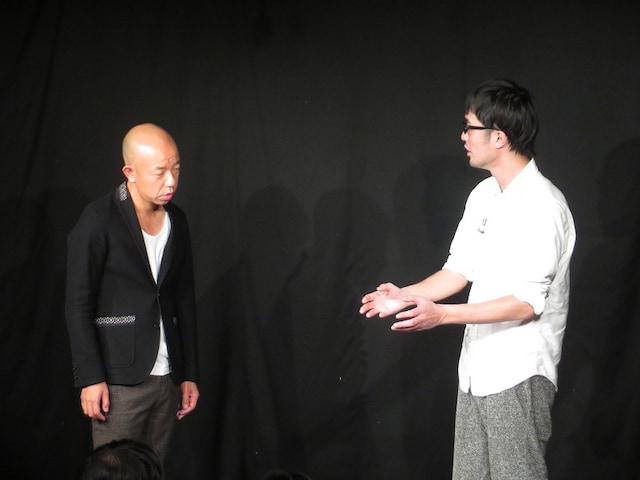 「ヤマトウゲvol.6」でスパローズ大和（右）の年金の話に固まってしまうバイきんぐ小峠（左）。