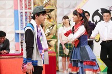 「照れカワ芸人更生プログラム」に挑戦するパンサー向井。(c)テレビ東京