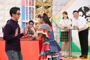 MCの矢作兼(左 / おぎやはぎ)に詰め寄る柏木ひなた(中央)。(c)テレビ東京