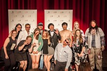 フォトセッションに応じたバナナマン日村（後列中央）。