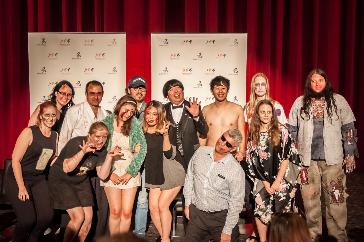 フォトセッションに応じたバナナマン日村（後列中央）。