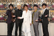 舞台「私のホストちゃん～血闘！福岡中洲編～」に出演する、（左から）廣瀬智紀、荒木宏文、松岡充、なだぎ武、平田裕一郎。