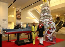 （左から）加藤夏希、ますだおかだ岡田。(c)西崎義展/2014 宇宙戦艦ヤマト2199 製作委員会（「崎」は「たちざき」が正式表記）