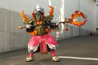 キャイ～ン天野が声優を務める紅蓮神官サラマズ。(c)「トッキュウジャーVSキョウリュウジャー」製作委員会　(c)テレビ朝日・東映AG・東映