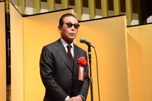 受賞の言葉を述べるタモリ。