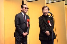 タモリと選考顧問の平岩弓枝。