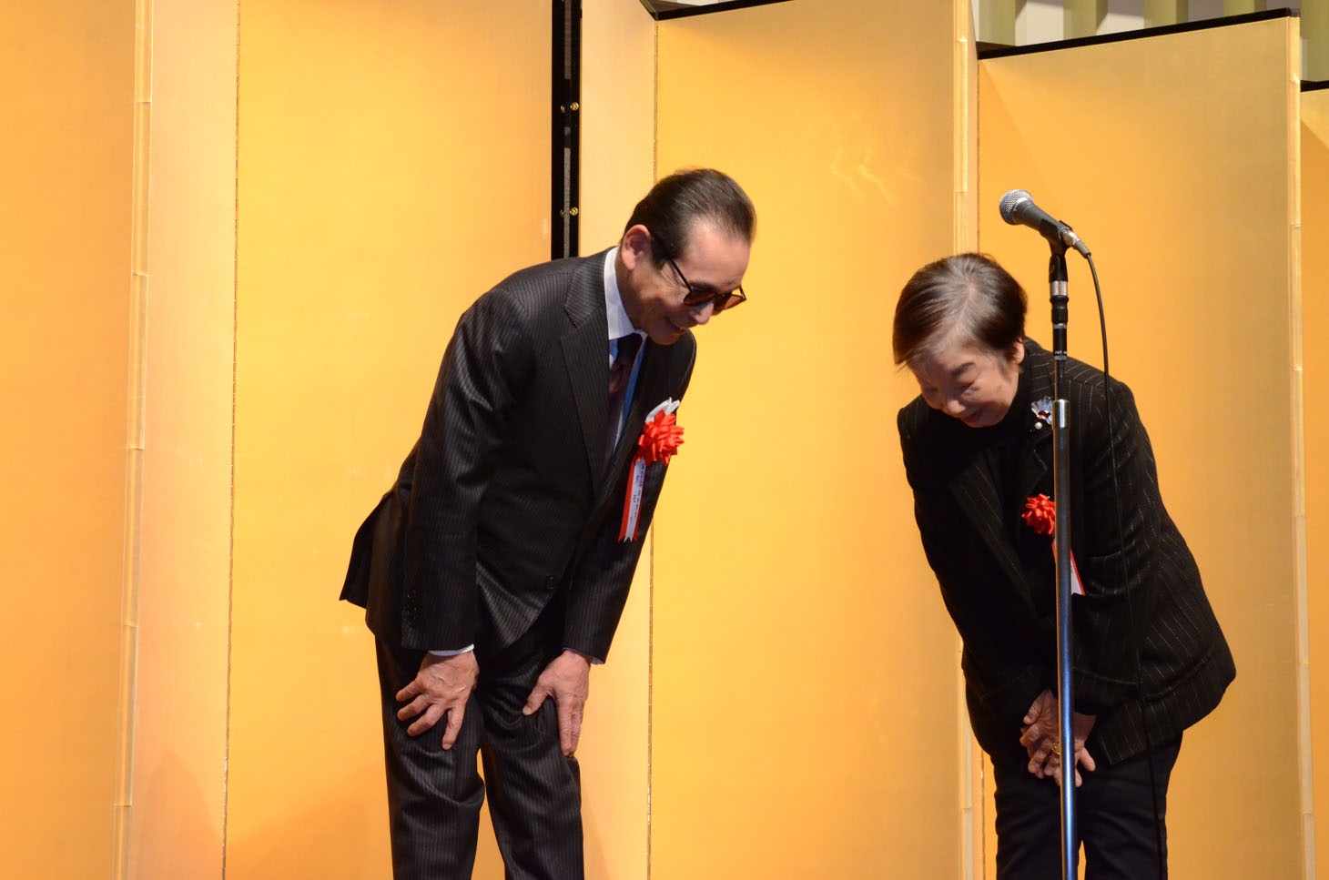 わざわざ壇上に上がって来てくれた選考顧問の平岩弓枝に恐縮するタモリ。