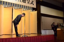 タモリ（左）と、祝辞でタモリだけ外したことを謝る平岩弓枝。