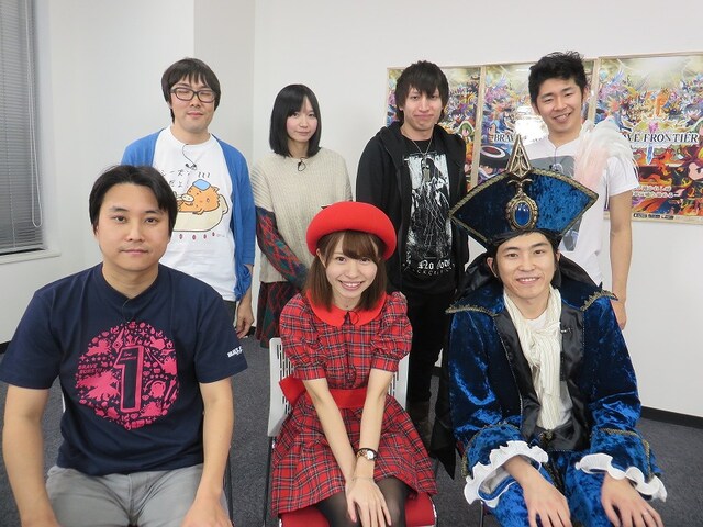 YouTubeチャンネル「よしもとGAMES」出演者。前列左から、ブレイブフロンティアプロデューサー高橋氏、ブレイブフロンティア広報かおりんご、しずる村上。後列左から、プレイヤーのはいじぃ、F2鈴川、ニコラス、しずる池田。