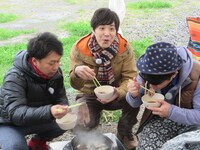 肉料理のおいしさにビックリする藤原。