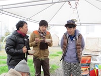 寒さも忘れて肉料理に夢中になる3人。