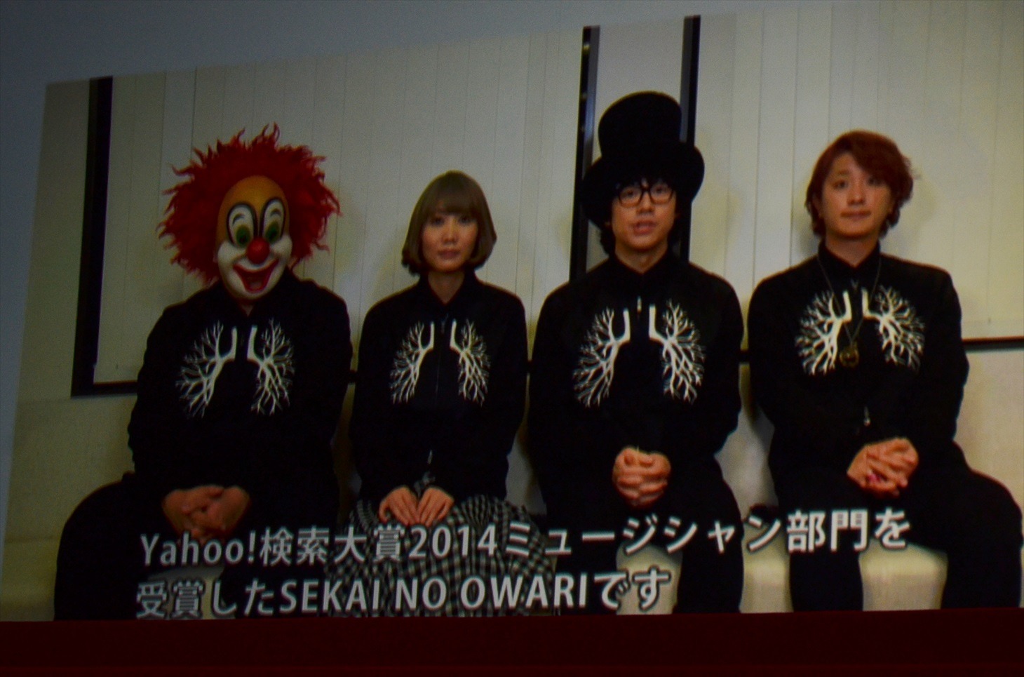 ビデオメッセージにて登場したSEKAI NO OWARI。