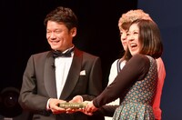 ヤフー株式会社の宮坂社長（左）と、日本エレキテル連合。