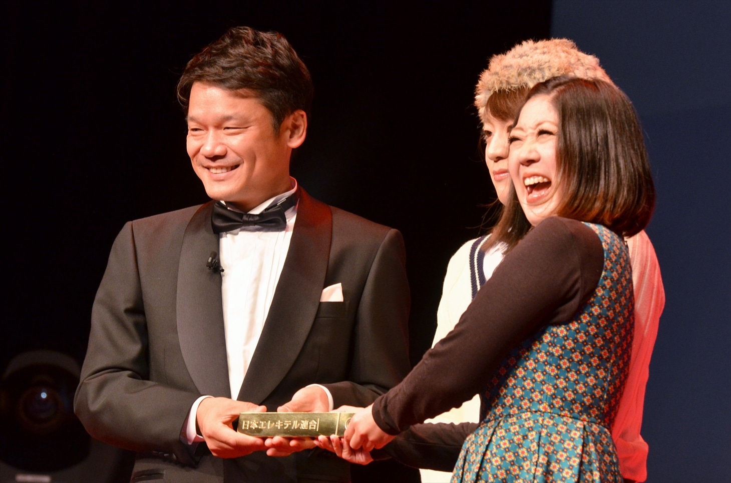 ヤフー株式会社の宮坂社長（左）と、日本エレキテル連合。