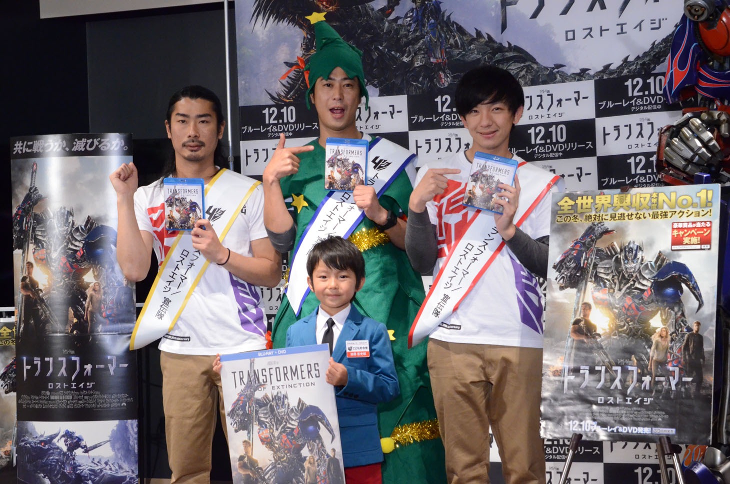 DVD＆Blu-ray「トランスフォーマー／ロストエイジ」リリース記念イベントに登場したパンサーと加藤憲史郎。