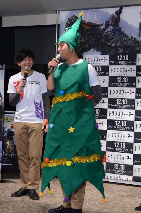 クリスマスツリーの格好で登場した尾形。