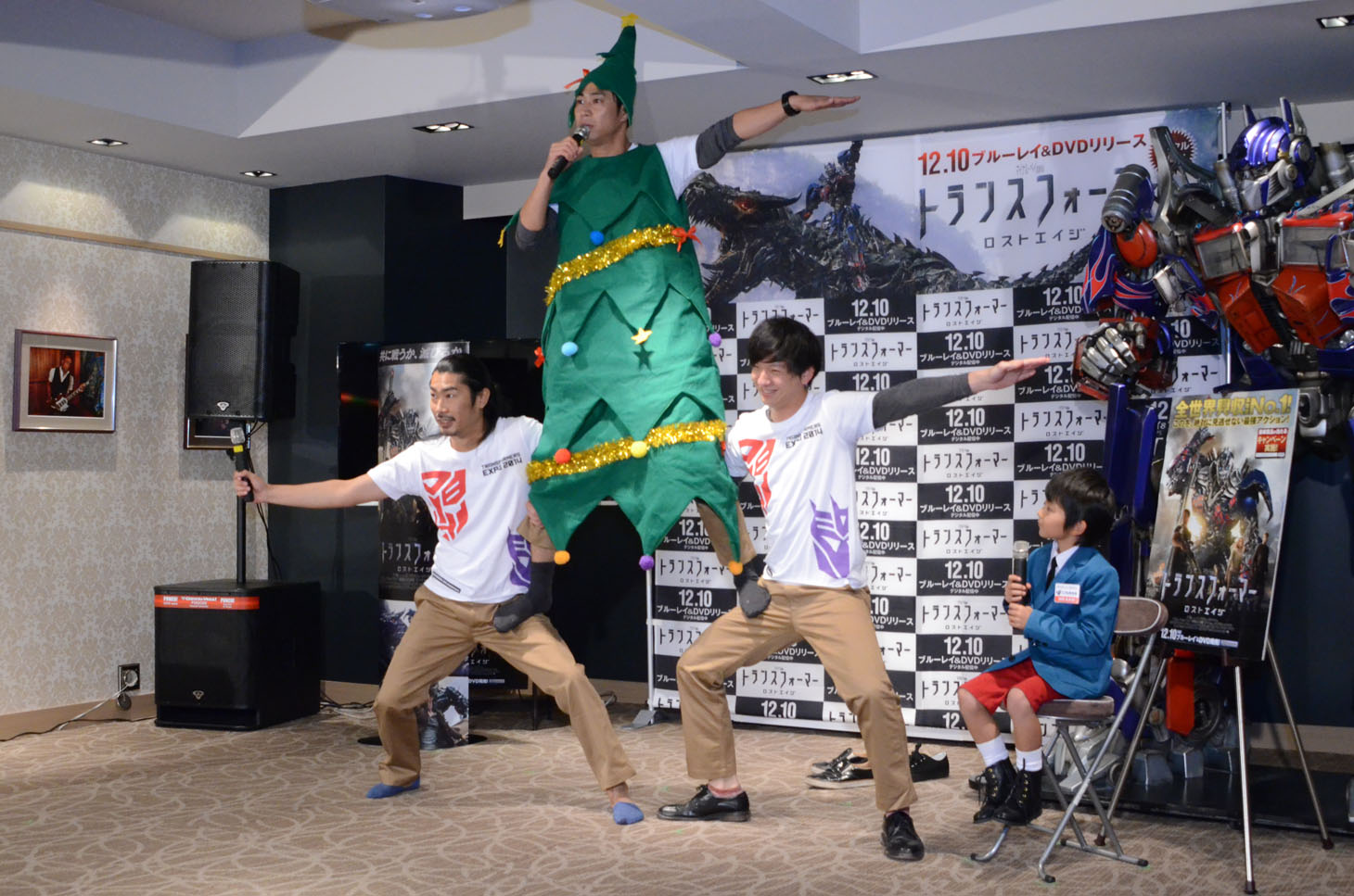 組体操を披露するパンサーとそれを見つめる加藤憲史郎（右端）。