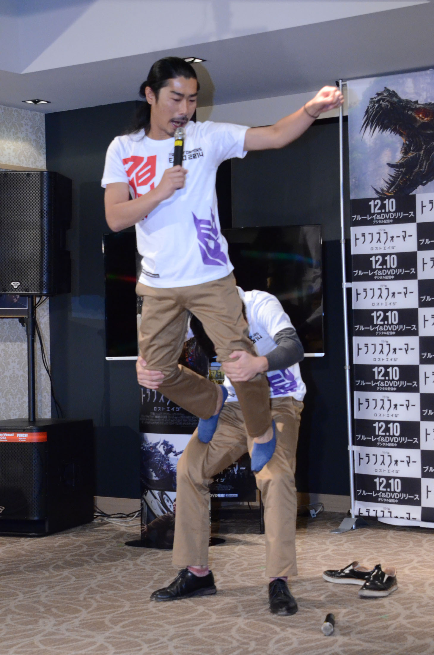 2人で組体操に挑戦する菅と向井。