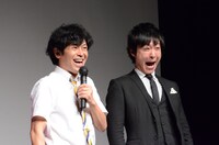 兵藤の顔マネをする瀧上（右）。