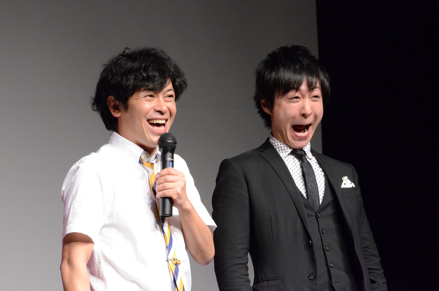 兵藤の顔マネをする瀧上（右）。