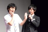 ちゅうえいと瀧上、どちらのギャグが面白かったか「てんびんちゃん」で確認するちゅうえい（左）。