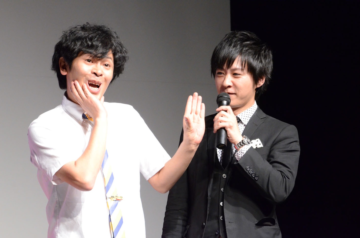 ちゅうえいと瀧上、どちらのギャグが面白かったか「てんびんちゃん」で確認するちゅうえい（左）。