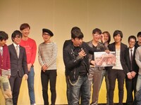 後輩を差し置いて自らの肉カレンダー「MEAT JOURNEY 2015」を宣伝するジモン。