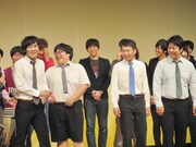 優勝者の発表を待つタイムマシーン3号と火災報知器。