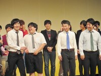 優勝者の発表を待つタイムマシーン3号と火災報知器。