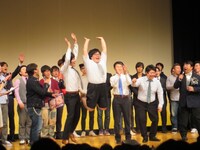 「太田プロライブ月笑2014 クライマックスシリーズ」で優勝した瞬間のタイムマシーン3号（中央）。