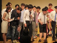 突然後輩芸人のバネッサから千葉の「ぴーなっつ最中」を渡されるタイムマシーン3号。