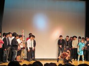 名倉七海のエアギターパフォーマンスに圧倒される芸人たち。